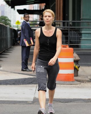 Claire danes zeigt harte pokies braless tragen skimpy top leggings nach einem yoga
 #75243924