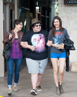 Victoria Justice zeigt ihre Beine und Kamel-Zehe in einer blauen Shorts für 
 #75206673