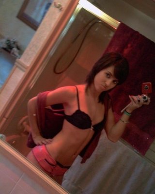 Galerie einer sexy zierlichen Freundin beim Selfie-Shooting zu Hause
 #67614546