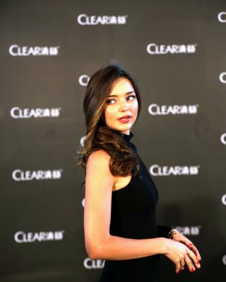 Miranda Kerr langbeinig im hochgeschlitzten Minikleid
 #75160545