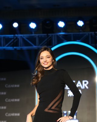 Miranda Kerr langbeinig im hochgeschlitzten Minikleid
 #75160602