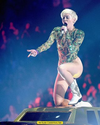 Miley Cyrus Exposed Her Body On The Stage