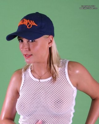 Eine blonde Teenie zeigt ihren geölten Arsch
 #70592295