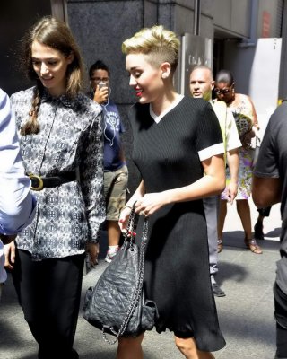 Miley cyrus blinkt ihre Brüste braless in schwarzem transparenten Kleid aus in nyc
 #75224520