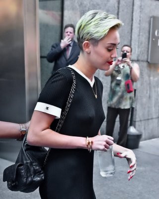 Miley cyrus blinkt ihre Brüste braless in schwarzem transparenten Kleid aus in nyc
 #75224532