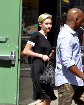 Miley cyrus blinkt ihre Brüste braless in schwarzem transparenten Kleid aus in nyc
 #75224541