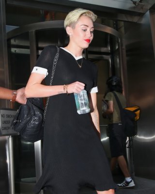 Miley cyrus blinkt ihre Brüste braless in schwarzem transparenten Kleid aus in nyc
 #75224551
