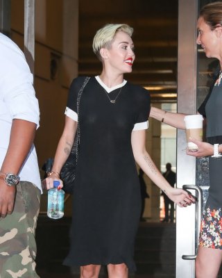 Miley cyrus blinkt ihre Brüste braless in schwarzem transparenten Kleid aus in nyc
 #75224564