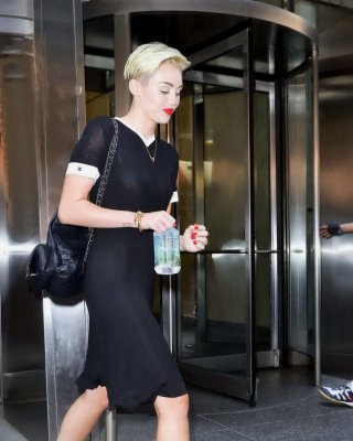 Miley cyrus blinkt ihre Brüste braless in schwarzem transparenten Kleid aus in nyc
 #75224570