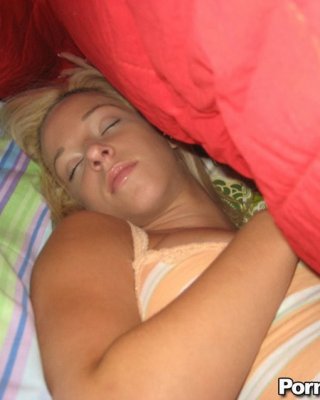 Blondes Teenie wird im Schlaf hart gefickt
 #76591769