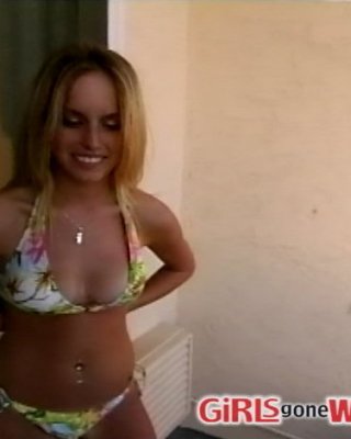 Sexy blonde College-Schönheit zeigt ihre Titten vor der Kamera
 #73207213