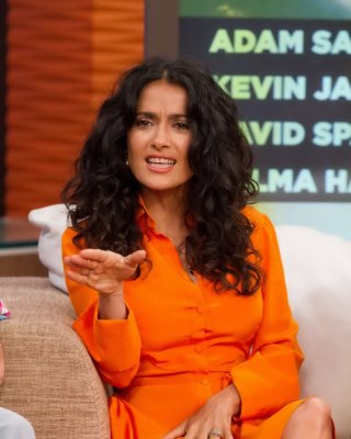 Salma hayek upskirt trägt kurzes orangefarbenes Kleid bei der despierta america Show in miam
 #75225078