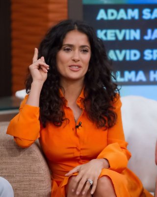 Salma hayek upskirt trägt kurzes orangefarbenes Kleid bei der despierta america Show in miam
 #75225080