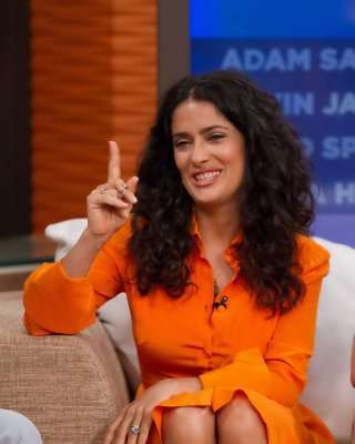 Salma hayek upskirt trägt kurzes orangefarbenes Kleid bei der despierta america Show in miam
 #75225082