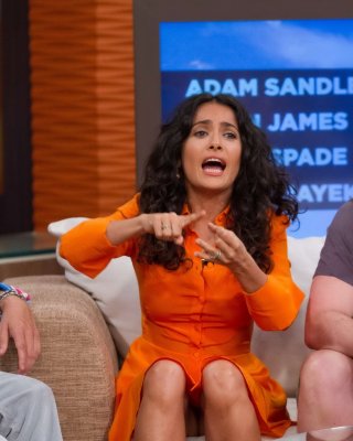 Salma hayek upskirt trägt kurzes orangefarbenes Kleid bei der despierta america Show in miam
 #75225084
