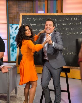 Salma hayek upskirt trägt kurzes orangefarbenes Kleid bei der despierta america Show in miam
 #75225097