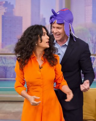 Salma hayek upskirt trägt kurzes orangefarbenes Kleid bei der despierta america Show in miam
 #75225100