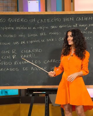 Salma hayek upskirt trägt kurzes orangefarbenes Kleid bei der despierta america Show in miam
 #75225102