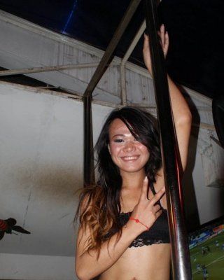 Echte Ladyboy-Freundinnen huren für Miete Geld auf den Straßen von bangkok
 #77914025
