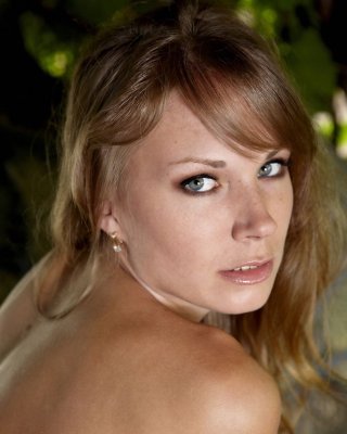Natürlich schöne blonde Teenie zeigt ihre rasierte Muschi
 #68213514