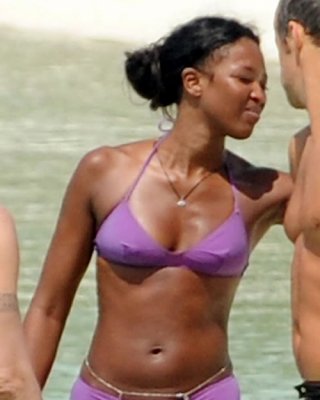 Naomi Campbell Showing Her Nice Tits And Posing Sexy In Bikini