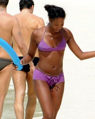 Naomi Campbell Showing Her Nice Tits And Posing Sexy In Bikini