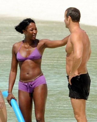 Naomi Campbell Showing Her Nice Tits And Posing Sexy In Bikini