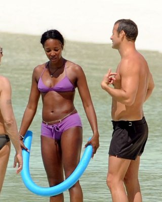 Naomi Campbell Showing Her Nice Tits And Posing Sexy In Bikini