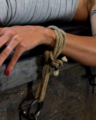 Wenona mit steinhartem Körper in extremer Nippel- und Seil-Bondage
 #71904200