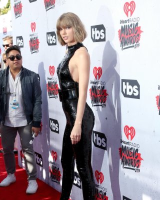 Taylor Swift Showing Sideboob And Ass In Tiny Jumpsuit