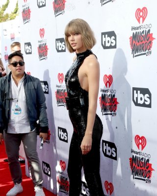 Taylor Swift Showing Sideboob And Ass In Tiny Jumpsuit