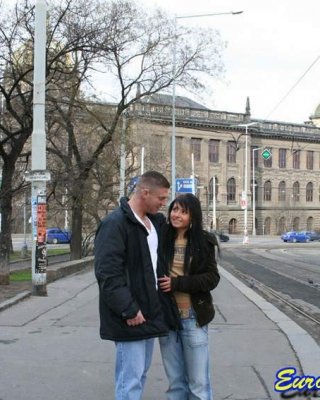 Europäisches Babe fingert sich selbst, während sie einen Schwanz reitet
 #74911117