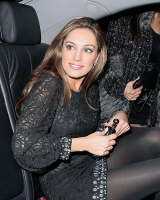 Kelly brook trägt sexy schwarze strumpfhosen in london
 #75282685