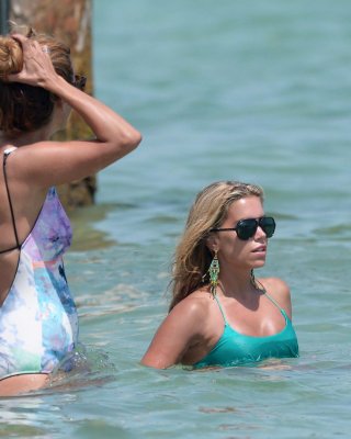 Sylvie van der vaart trägt einen Bikini am Strand in St. Tropez
 #75222409