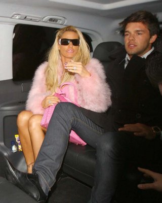 Katie Price Jordan zeigt ihre schönen Beine im Minirock und vermeidet Upskirt 
 #75308006