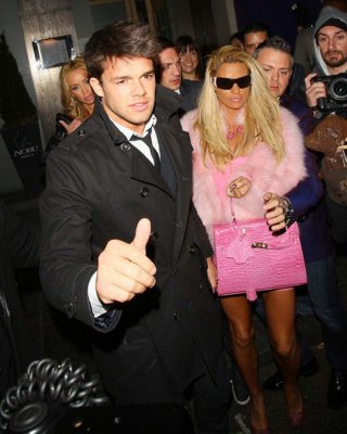 Katie Price Jordan zeigt ihre schönen Beine im Minirock und vermeidet Upskirt 
 #75308015