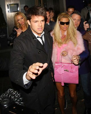 Katie Price Jordan zeigt ihre schönen Beine im Minirock und vermeidet Upskirt 
 #75308022