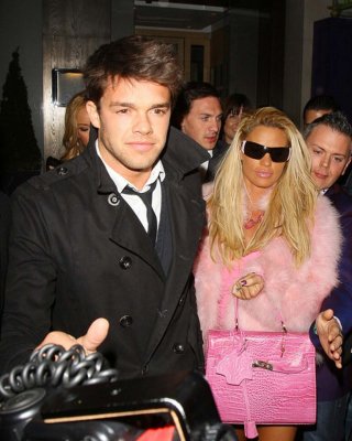 Katie Price Jordan zeigt ihre schönen Beine im Minirock und vermeidet Upskirt 
 #75308033