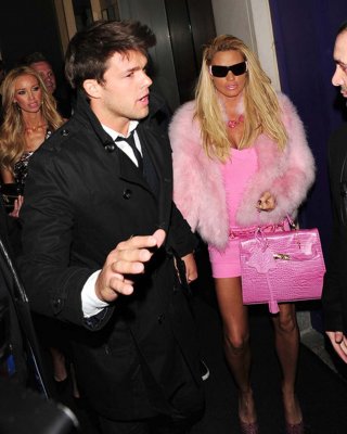 Katie Price Jordan zeigt ihre schönen Beine im Minirock und vermeidet Upskirt 
 #75308038