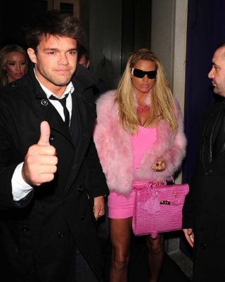 Katie Price Jordan zeigt ihre schönen Beine im Minirock und vermeidet Upskirt 
 #75308043