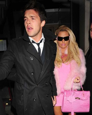 Katie Price Jordan zeigt ihre schönen Beine im Minirock und vermeidet Upskirt 
 #75308049