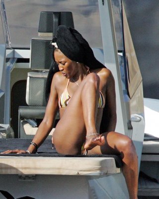 Naomi Campbell Showing Her Amazing Hot And Sexy Body In Bikini