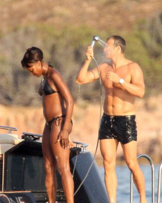 Naomi Campbell Showing Her Amazing Hot And Sexy Body In Bikini