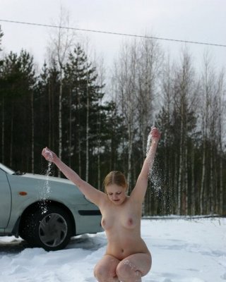 Blondes Amateur-Babe nackt im Schnee
 #74023851