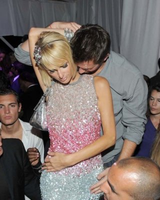 Paris hilton zeigt ihren atemberaubenden nackten Arsch
 #75395261