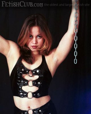 Chick in pleather bekommt tirtured von Wäscheklammern und Seil
 #70644258