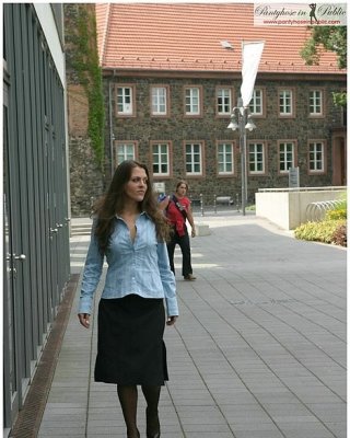 Brunette Holdup Strumpf Mädchen upskirt im Park auf high heels
 #78598878
