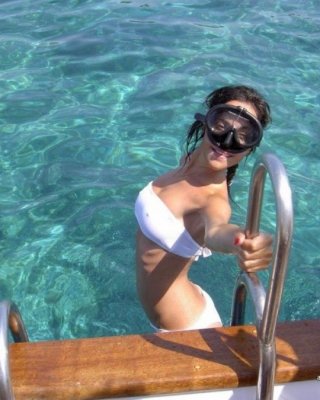 Galerie einer zierlichen Amateur-Tussi, die in ihrem Bikini posiert
 #67579022