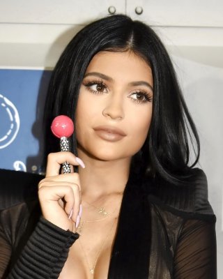 Kylie jenner zeigt riesiges Dekolleté bei der Eröffnung der Zuckerfabrik
 #75160580
