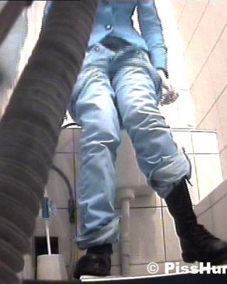 Süßes Mädchen pinkelt direkt auf Voyeur-Kamera
 #78690111